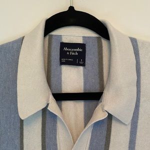 Abercrombie & Fitch knit polo in blue & white pattern size small